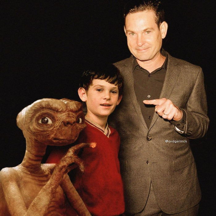 Fotografías de actores junto a personajes que interpretaron; E.T. El extraterrestre, Elliot, Henry Thomas