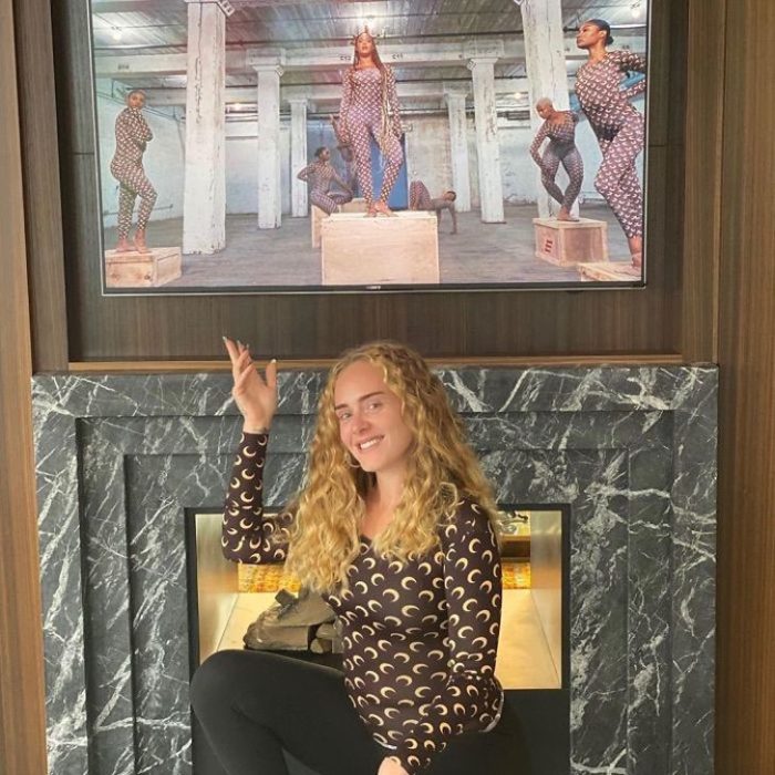 Adele con el cabello rizado mostrando una imagen en la que se puede ver luciendo similar a Beyoncé 