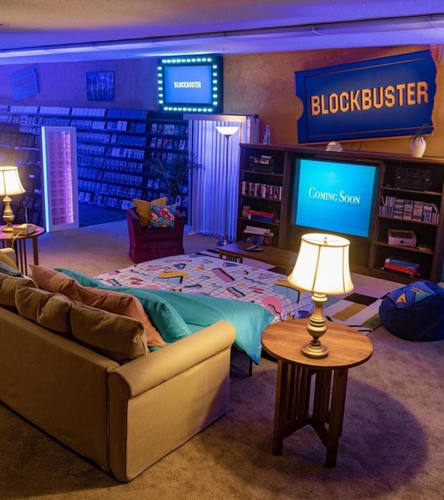 Habitación estilo 90 con stad de Blockbuster