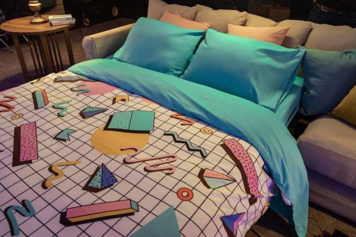 Cama en la habitación de Blockbuster y Airbnb