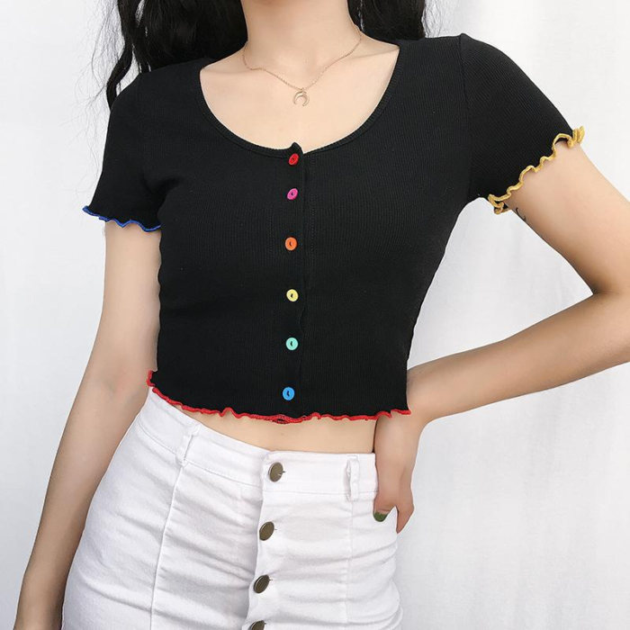 Chica usando blusa negra de botones de colores en tonos arcoíris