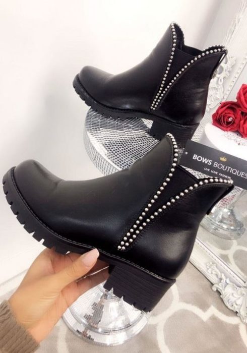 Botas anchas en tono negro con detalles en estoperoles