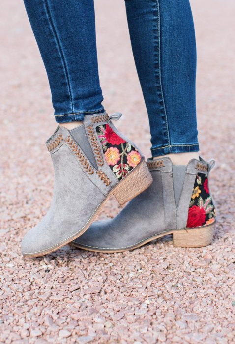 Botines con detalles bordado, de color azú claro y flores sobre el talón