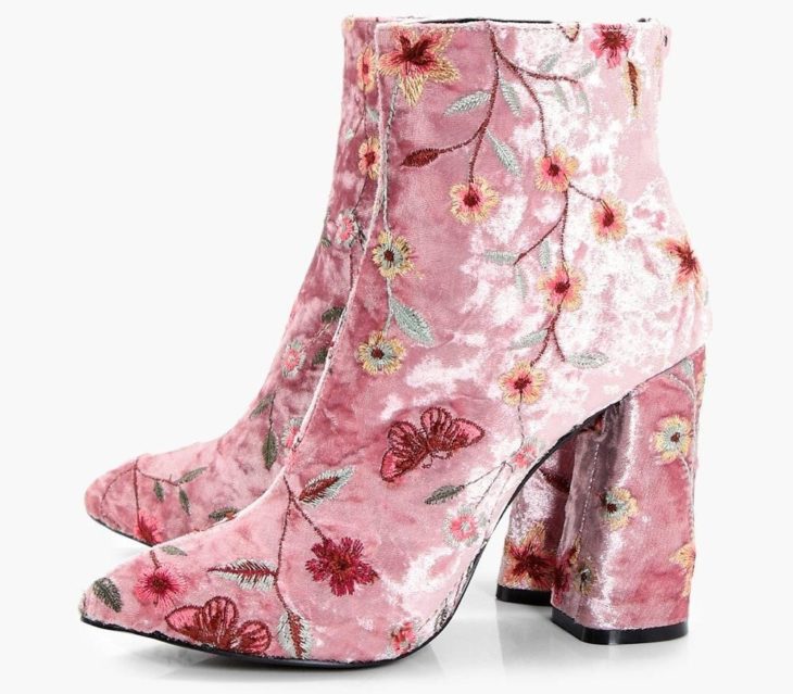 Botines con detalles bordado, de color rosa con gamusa y flores 