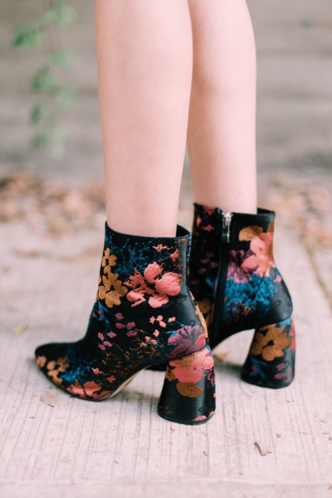 Botines con detalles bordado, de color negro y detalles de flores