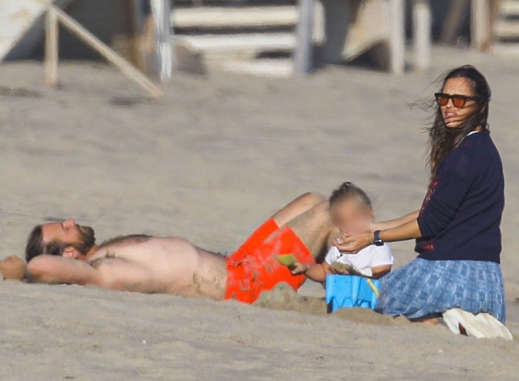 Bradley Cooper y a Jennifer Garden en la playa