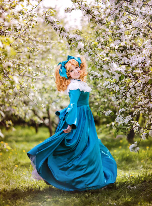 Cosplay, disfraz de Candy White Andrew; vestido verde, mujer dando vueltas en pradera