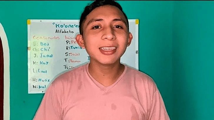 Joven tiktoker usando su red social para enseñar maya 
