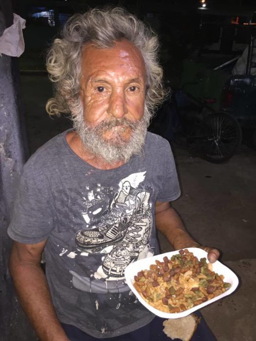 Don José con el plato de arroz y croquetas para perro que le dieron como "comida"