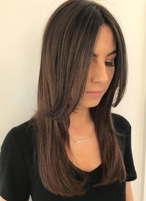 Mujer con corte de cabello en una capa corta y lo demás largo