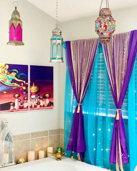 Baño decorado en colores turquesa y morado inspirado en la película de Aladdín