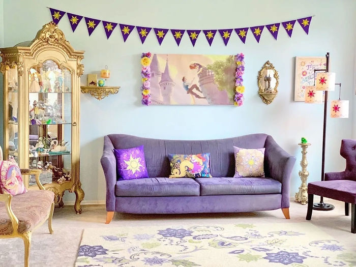 sala principal decorada en colores morados e inspirada en la película Enredados