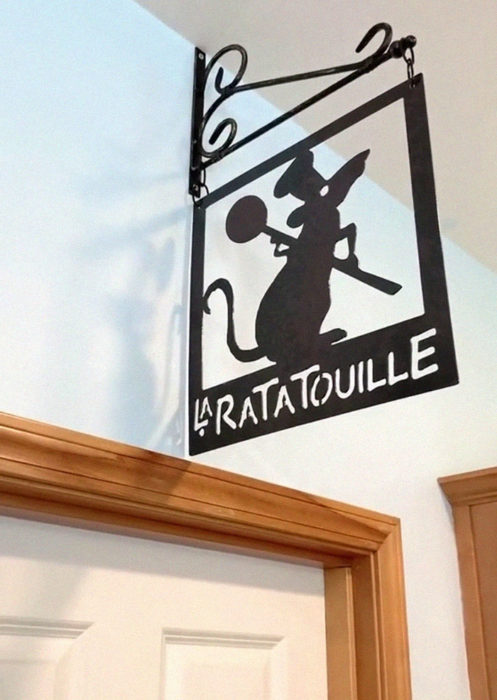 Entrada a la cocina decorada con la silueta de un ratón inspirado en la película Ratatouille