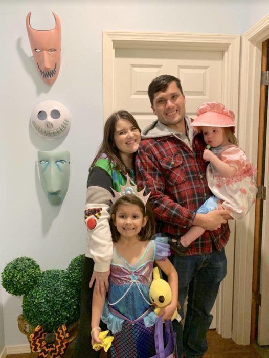 Familia Hermansons en la puerta de su casa vistiendo atuendos inspirados en personajes Disney