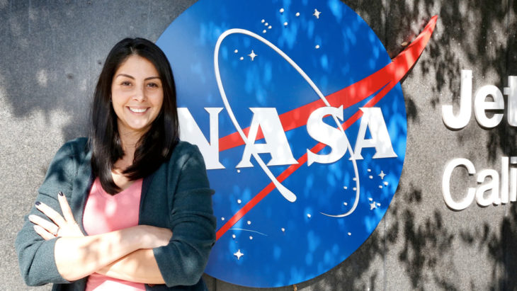 Diana Trujillo posando afuera de las instalaciones de la NASA