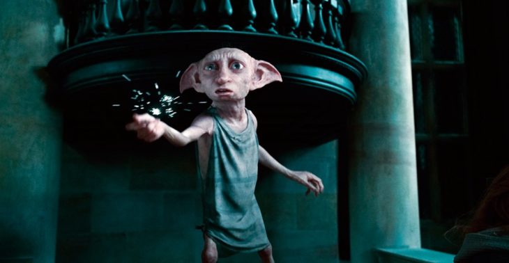 Escena de Dobby chasqueando los dedos en la mansión Malfoy para llevar a sus amigos al refugio