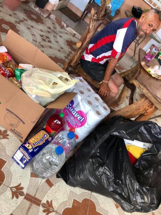 Don José después de comer con todos los donativos que las personas han hecho para él