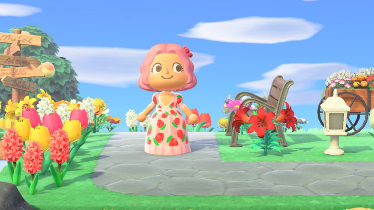 Personaje Animal Crossing con vestido de fresas