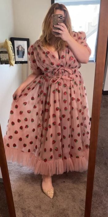 Chica plus size se toma selfie con vestido de fresas