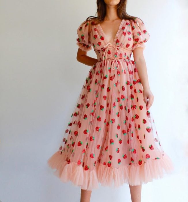 Chica con vestido viral de fresas