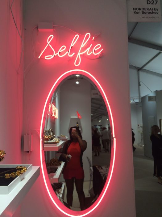 Espejo con luces led que dice "selfie"