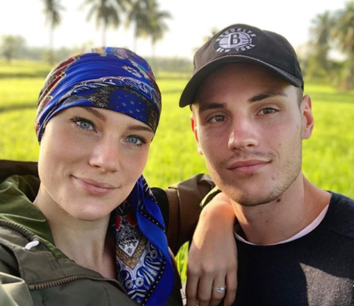 Eva y su novio posando para una selfie 