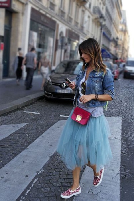Chica usando falda de tul color azul cielo y chamarra denim