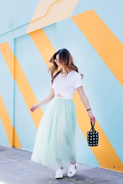 Chica usando falda de tul color menta con blusa blanca