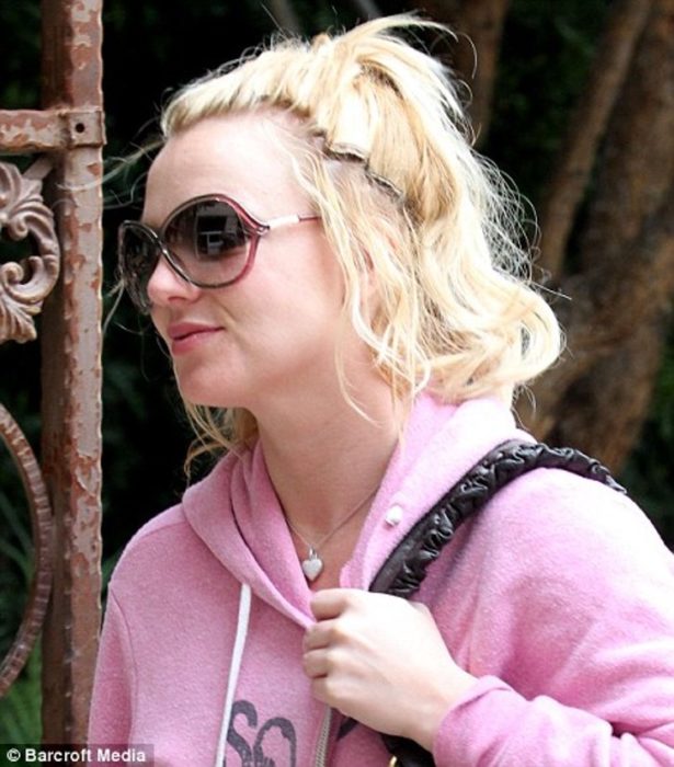 Britney Spears con media coleta y extensiones de cabello evidentes