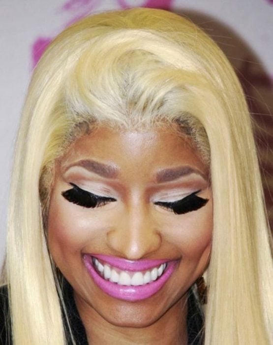 Nicki Minaj con peluca rubia larga