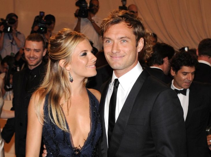 Jude Law y Sienna Miller abrazados 