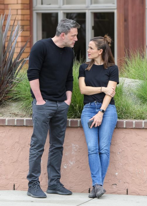 Ben Affleck junto a Jennifer Garner charlando 