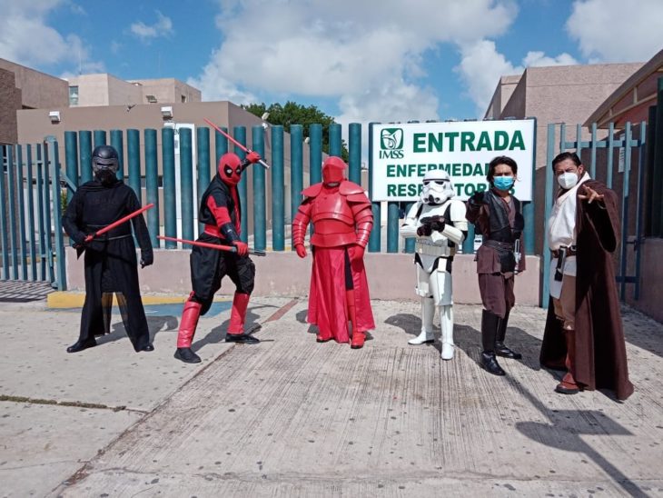 Fanáticos de Star Wars en la entrada de hospital