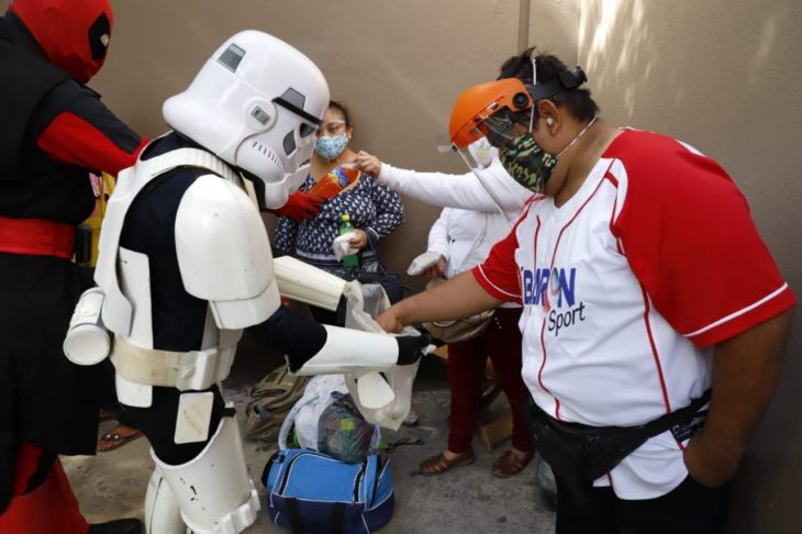 Fanáticos de Star Wars en la entrada de hospital