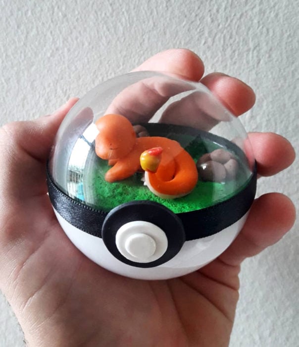 Artista escultor Luki Art crea pequeñas figuras de personajes de caricaturas y películas; Pokémon en pokebola; Charmander