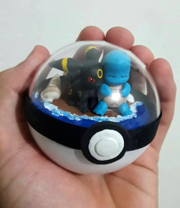 Artista escultor Luki Art crea pequeñas figuras de personajes de caricaturas y películas; Pokémon en pokebola; Umbreon y Squirtle