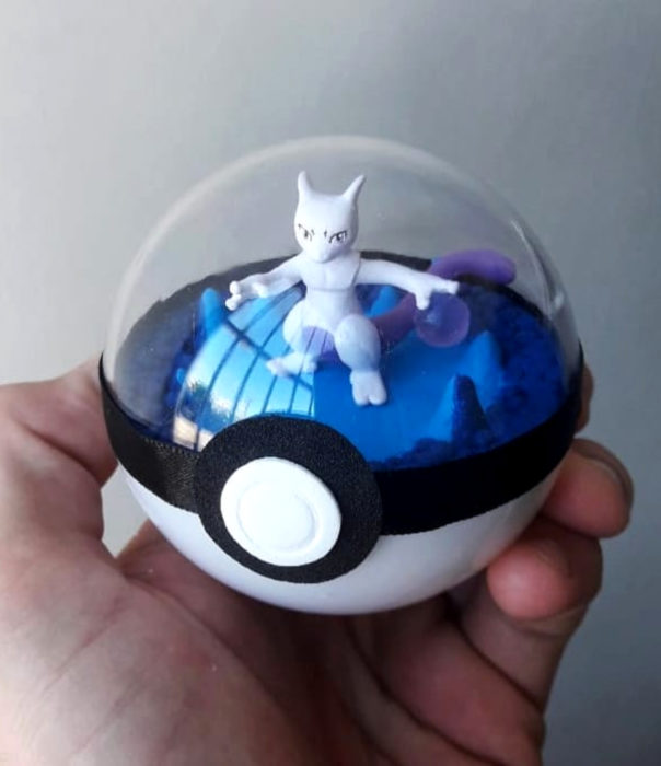 Artista escultor Luki Art crea pequeñas figuras de personajes de caricaturas y películas; Pokémon en pokebola; Mewtwo