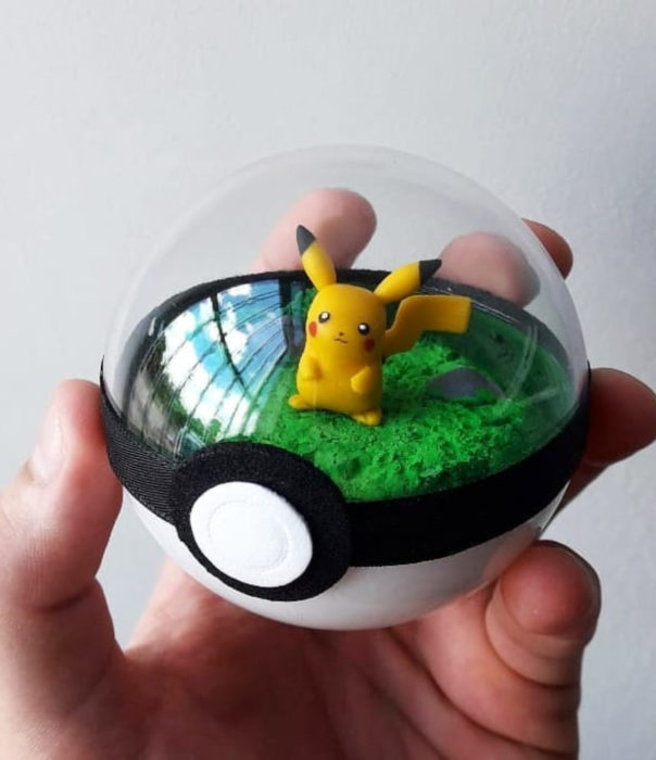 Artista escultor Luki Art crea pequeñas figuras de personajes de caricaturas y películas; Pokémon en pokebola; Pikachu