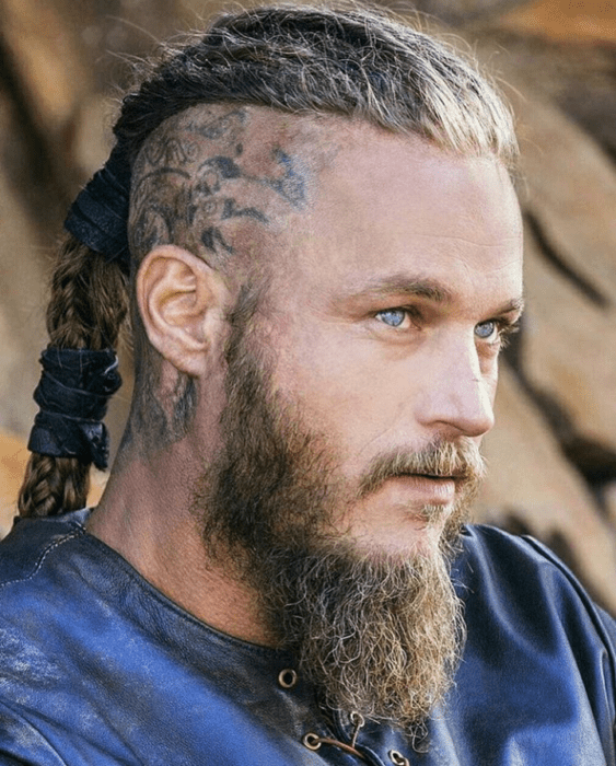 Travis Fimmel como Ragnar Lodbrok