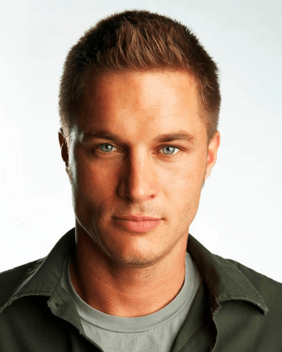 Travis Fimmel con cabello corto