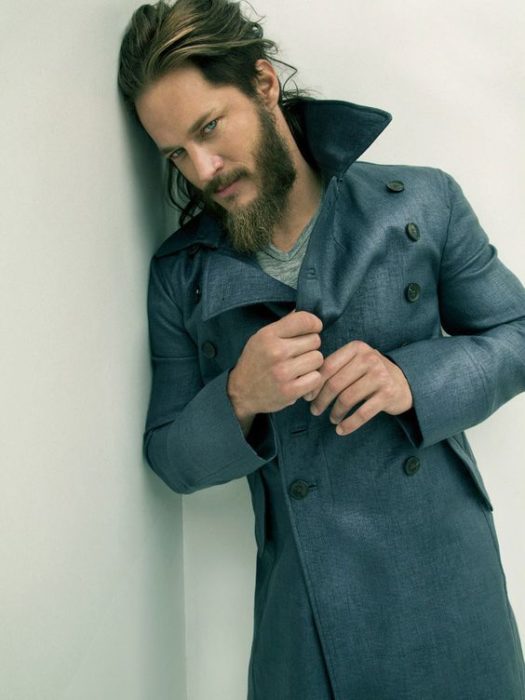 Travis Fimmel como Ragnar Lodbrok modelando con saco gris