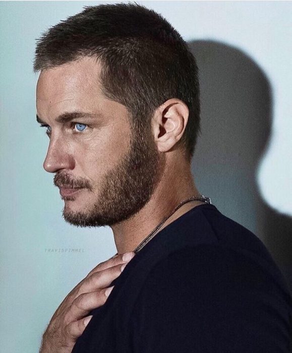 Travis Fimmel de perfil