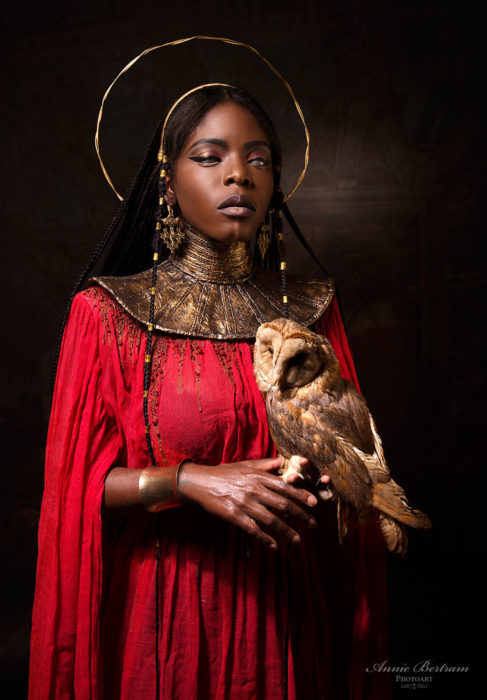 Mujer negra con vestido rojo