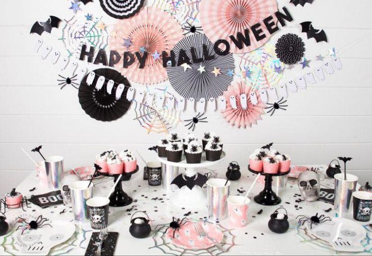 Mesa de dulces para Halloween con detalles negros y colores pastel