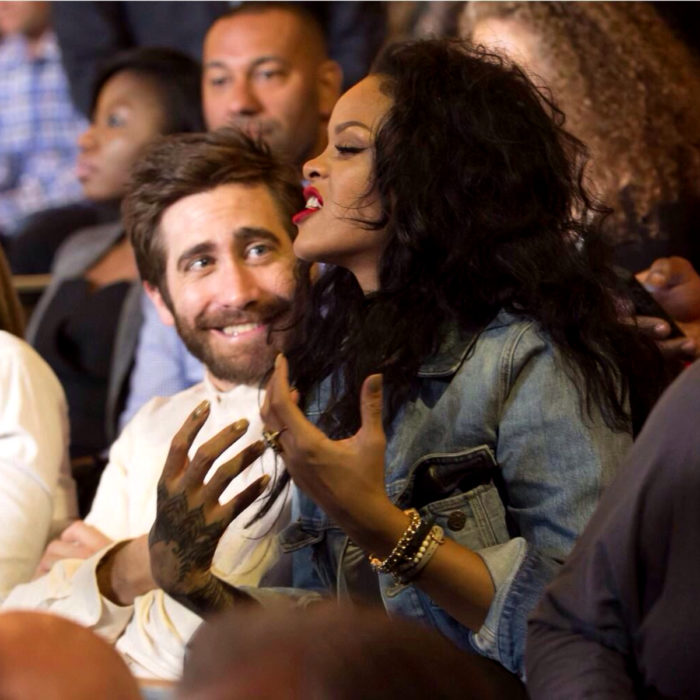 Jake Gyllenhaal mirando a otros famosos; Rihanna