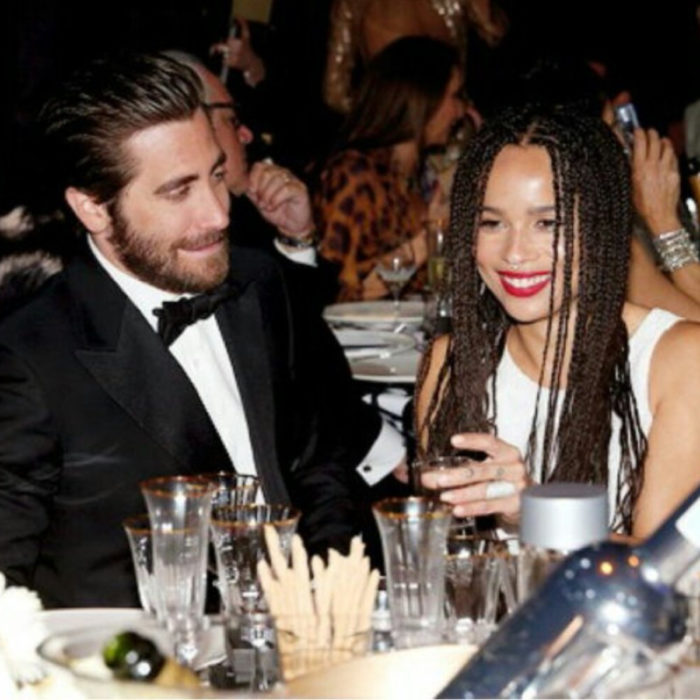 Jake Gyllenhaal mirando a otros famosos; Zoe Kravitz