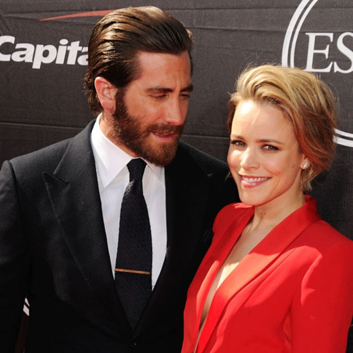 Jake Gyllenhaal mirando a otros famosos; Rachel McAdams