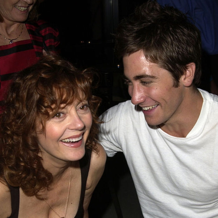 Jake Gyllenhaal mirando a otros famosos; Susan Sarandon