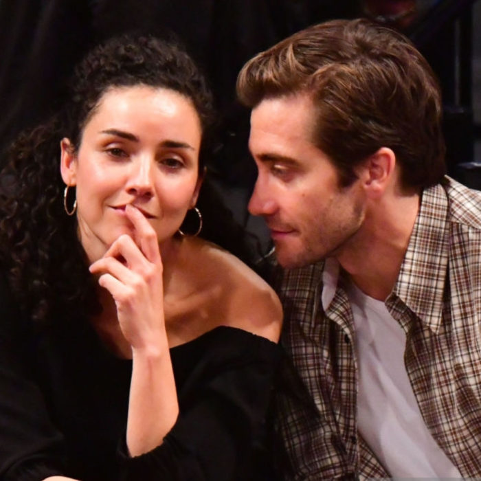 Jake Gyllenhaal mirando a otros famosos; Greta Caruso