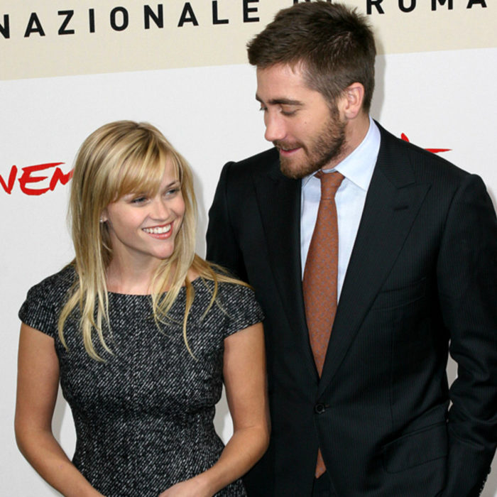 Jake Gyllenhaal mirando a otros famosos; Reese Witherspoom